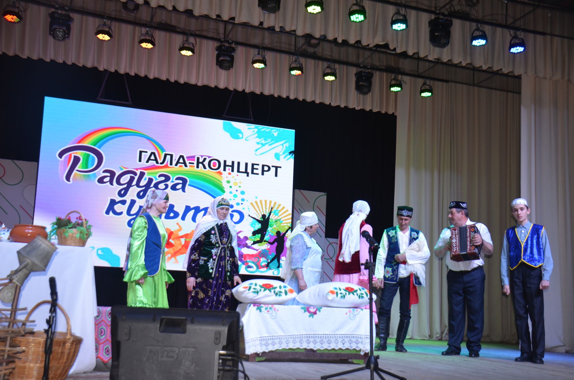 Триумф талантов: в Агрызском районе прошёл гала-концерт «Радуга культур»