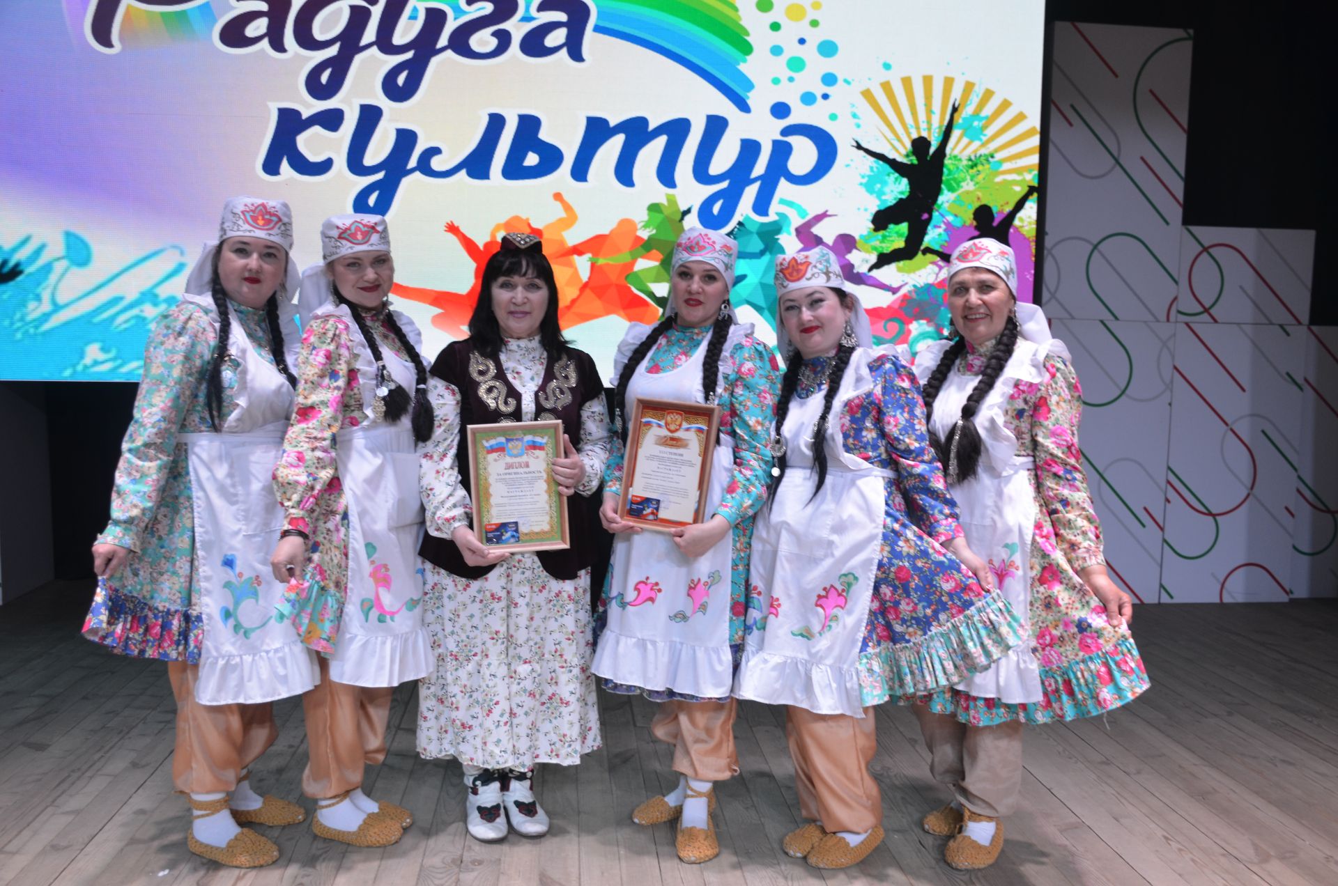 Триумф талантов: в Агрызском районе прошёл гала-концерт «Радуга культур»