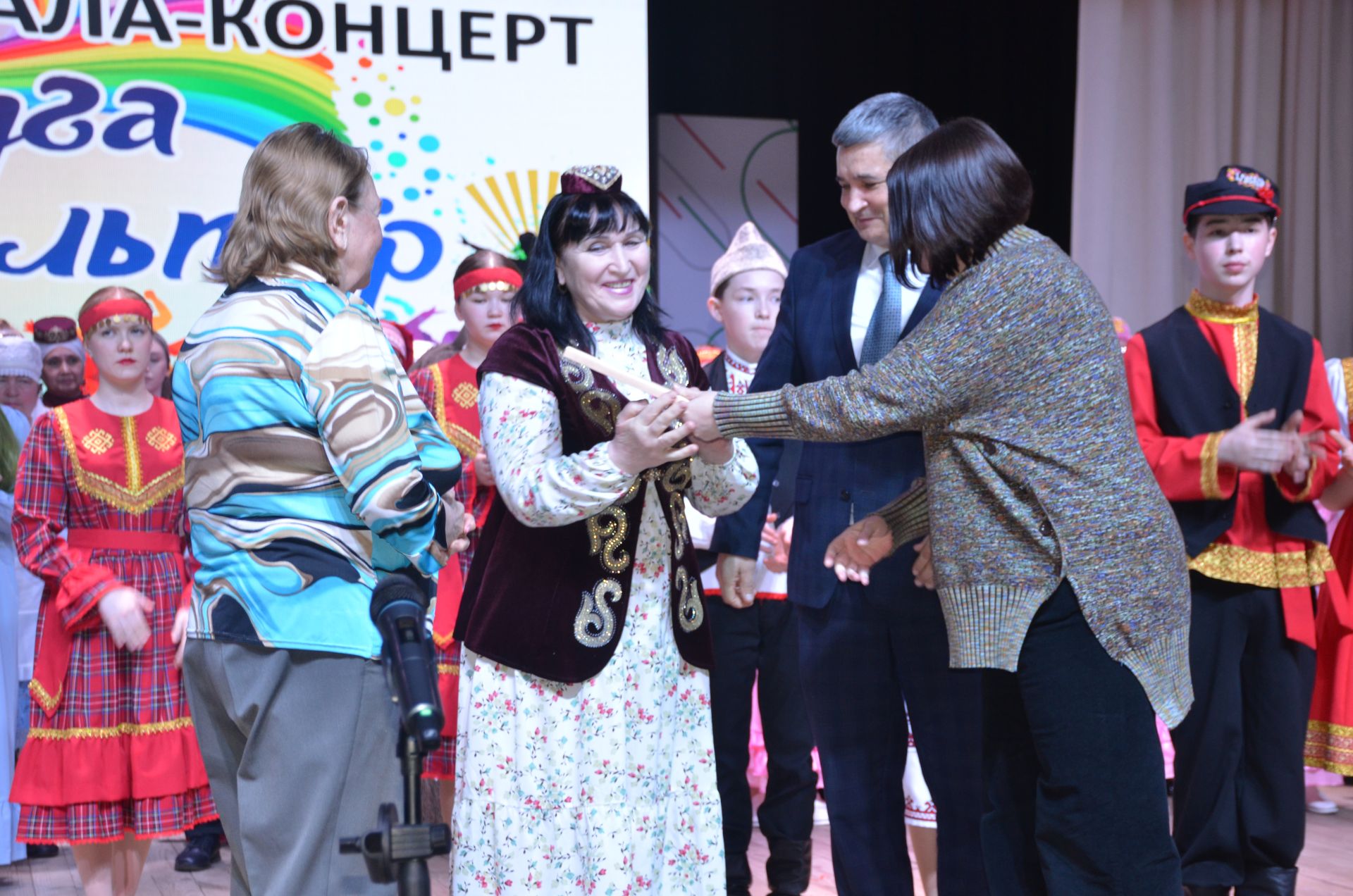 Триумф талантов: в Агрызском районе прошёл гала-концерт «Радуга культур»