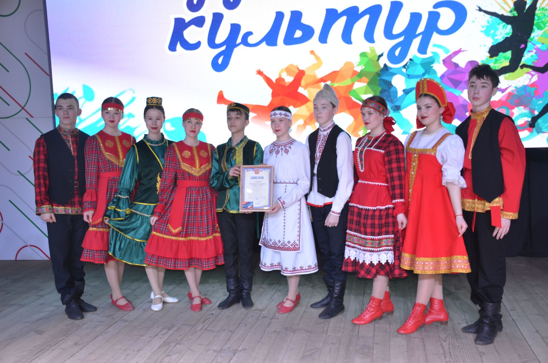 Триумф талантов: в Агрызском районе прошёл гала-концерт «Радуга культур»
