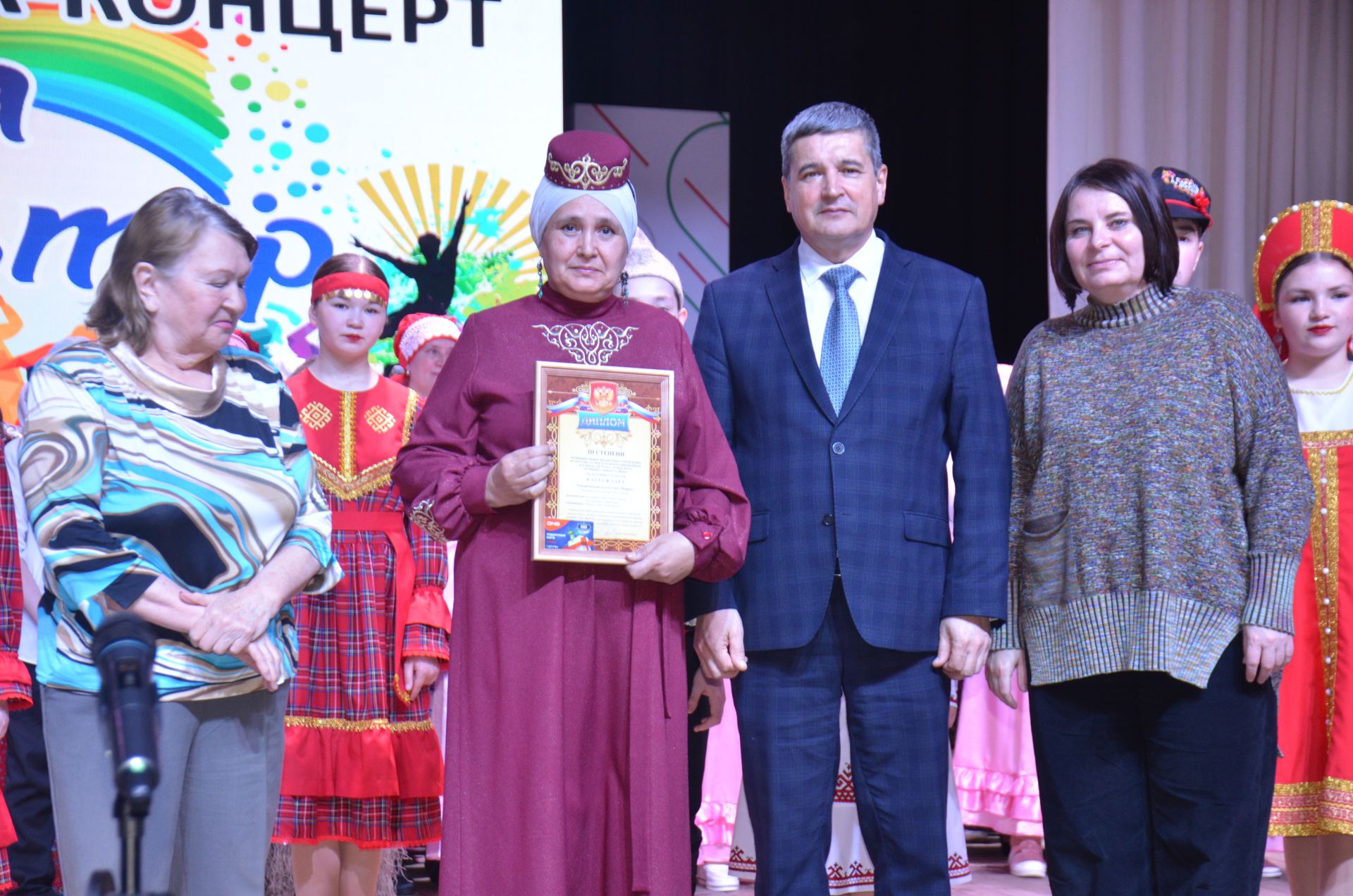 Триумф талантов: в Агрызском районе прошёл гала-концерт «Радуга культур»