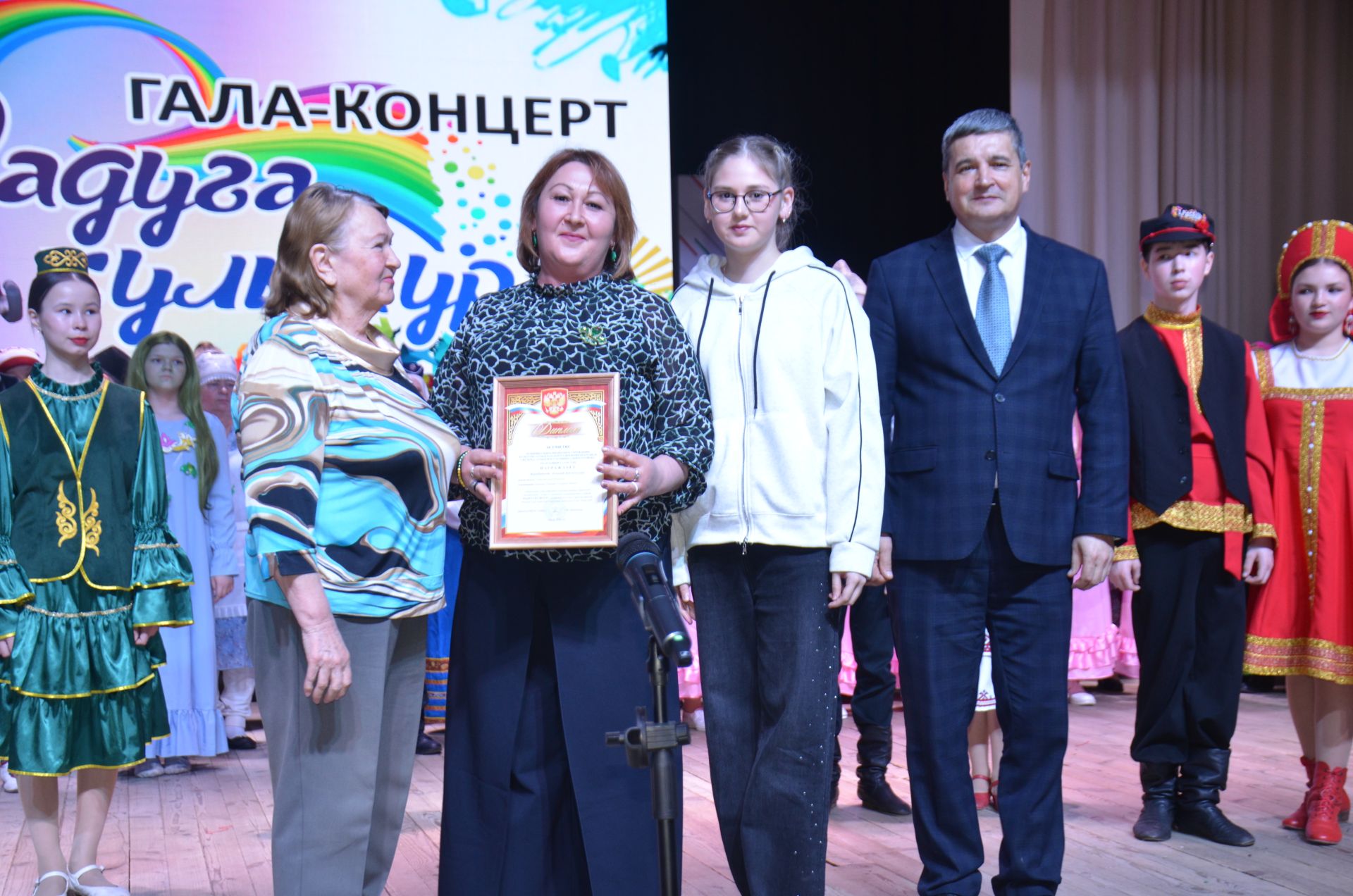 Триумф талантов: в Агрызском районе прошёл гала-концерт «Радуга культур»