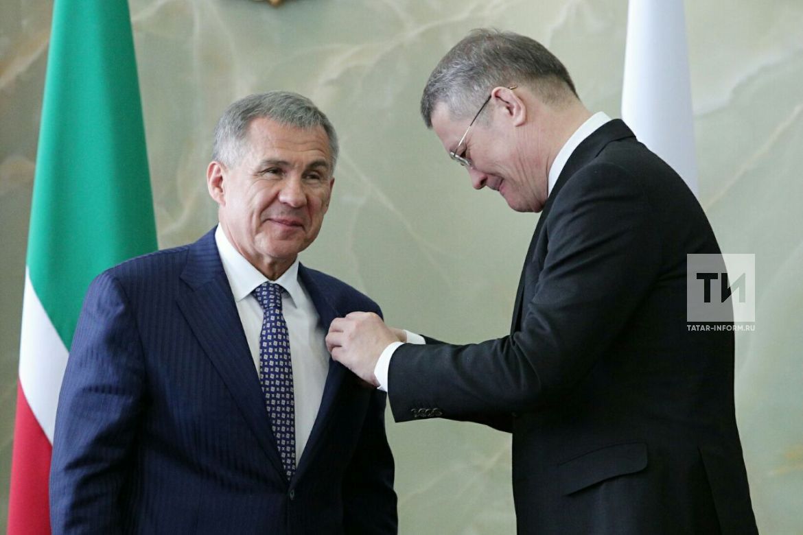 Радий Хабиров наградил Рустама Минниханова орденом Салавата Юлаева