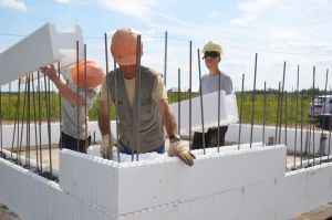 С Днем строителя