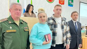 Ленар Нургаянов вручил супруге и сыну Алексея Булдакова государственную награду