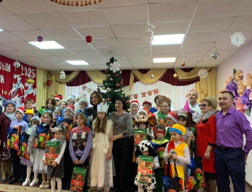 Альфия Когогина и Ленар Нургаянов вручили сладкие новогодние подарки воспитанникам приюта «Ласка»