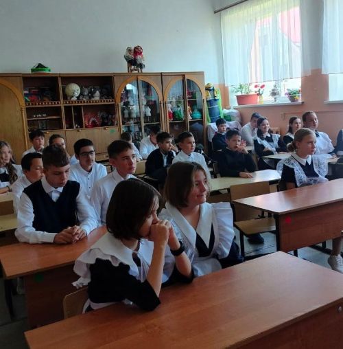 В гимназии №1 прошел классный час на тему ПДД