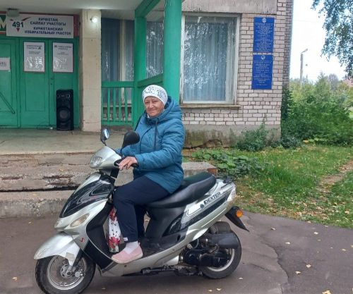 57-летняя жительница Кичкетана приехала на выборы на скутере