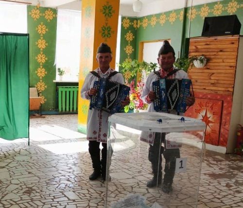 Марийские гармонисты задорными мелодиями поддержали избирателей