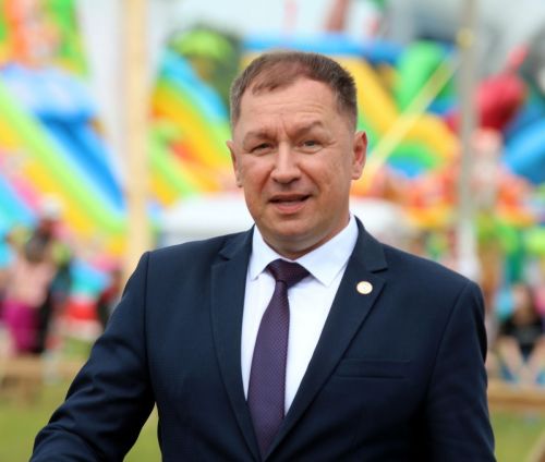 Главу Агрызского района оригинально поздравили с днем рождения