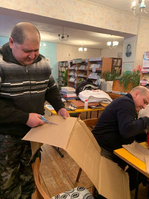 Крындинцы изготавливают блиндажные свечи для отправки в зону СВО