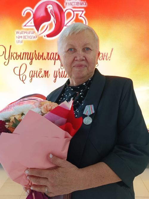 Людмила Маркитонова Рәис кулыннан медаль алды