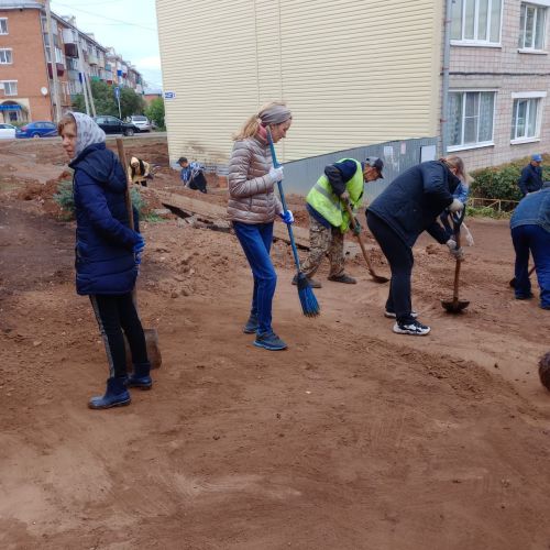 200 человек в Агрызе вышли на расчистку двора многоквартирного дома