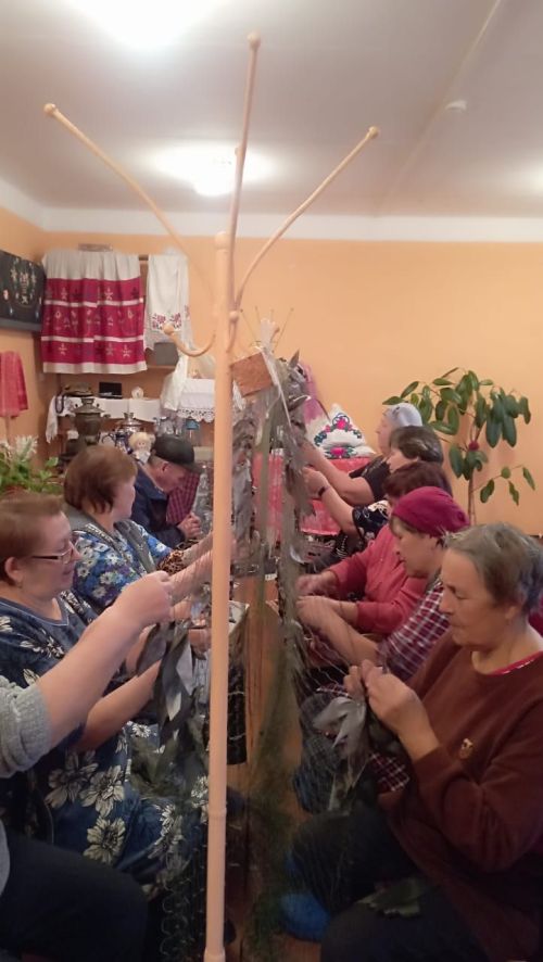 Жители Варзи-Омги и Варзи-Пельги активно ведут работу по плетению масксетей для бойцов СВО