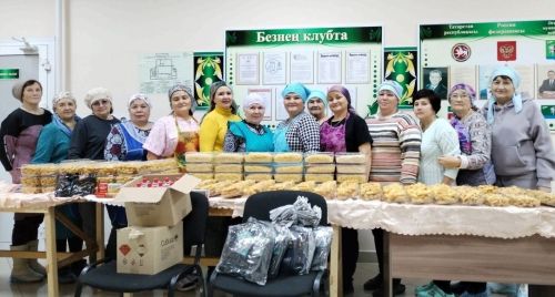 Жители Агрызского района изготовили чак-чак для отправки в зону СВО