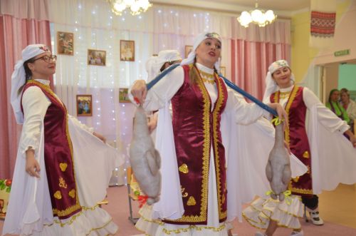 Между городскими детскими садами прошел конкурс «Дружная семья народов» (ФОТО)