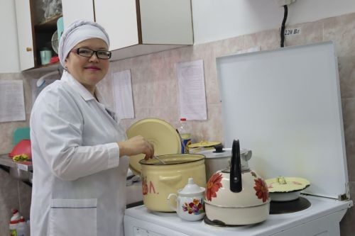 Повар Крындинской школы Айсина Алиуллина на сцене превращается в настоящую актрису