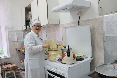 Повар Крындинской школы Айсина Алиуллина на сцене превращается в настоящую актрису