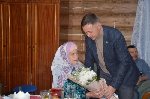 Көчек авылында яшәүче Мөкәрәмә әби Закировага йөз яшь тулды