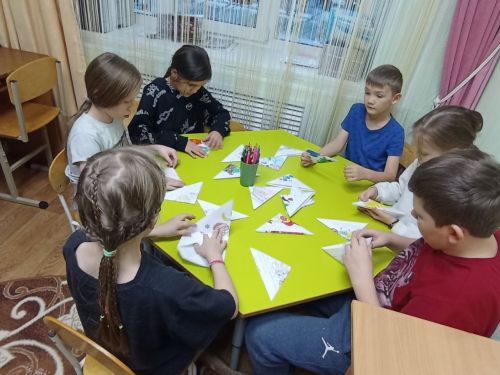 Воспитанники приюта «Ласка» сшили очередную партию тёплых балаклав для отправки в зону СВО