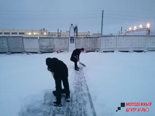 Молодежь Агрыза  очистила от снега территорию памятника Погибшим в гражданской войне