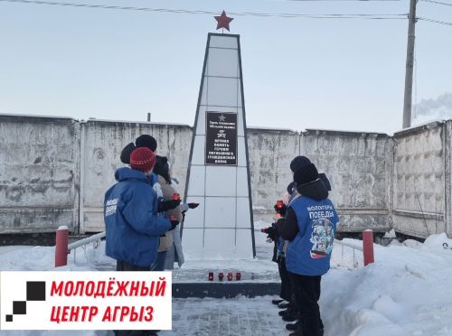 Активисты молодежного центра очистили от снега территорию памятника Погибшим в Гражданской войне