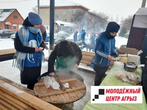Активисты и волонтеры выступили неизменными помощниками пожилых на ярмарке