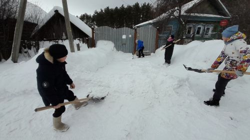 Воспитанники приюта «Ласка» помогают своим подшефным пенсионерам