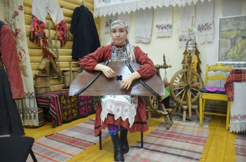 Алина Тихонова из Варклед-Бодьи освоила удмуртский старинный музыкальный инструмент