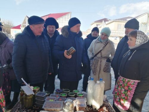 Ленар Нургаянов посетил первую весеннюю сельхозярмарку в Агрызе (ФОТО)