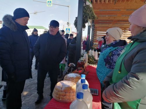 Ленар Нургаянов посетил первую весеннюю сельхозярмарку в Агрызе (ФОТО)