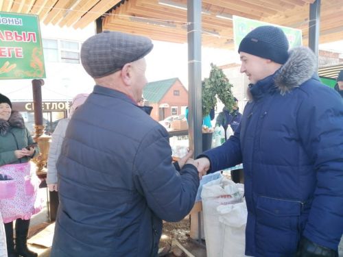 Ленар Нургаянов посетил первую весеннюю сельхозярмарку в Агрызе (ФОТО)