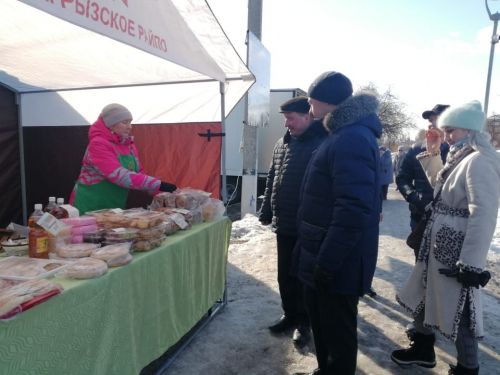 Ленар Нургаянов посетил первую весеннюю сельхозярмарку в Агрызе (ФОТО)