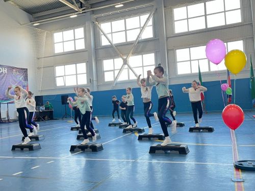Сегодня в Агрызе проходит Межрегиональное Первенство по аэробике и акробатике