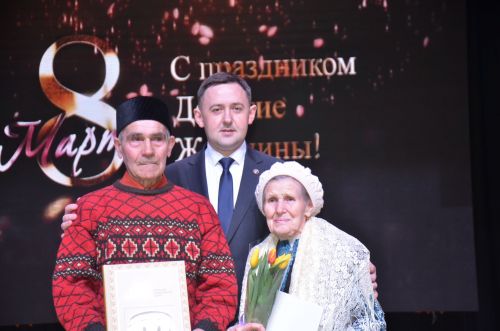 На сцене РДК чествовали прекрасных дам в честь 8 марта (ФОТОРЕПОРТАЖ)