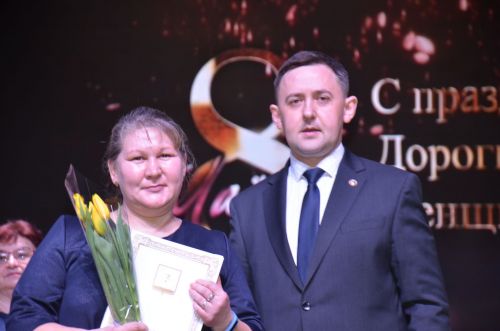 На сцене РДК чествовали прекрасных дам в честь 8 марта (ФОТОРЕПОРТАЖ)