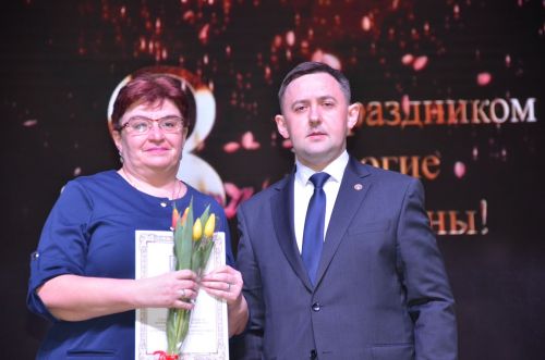 На сцене РДК чествовали прекрасных дам в честь 8 марта (ФОТОРЕПОРТАЖ)