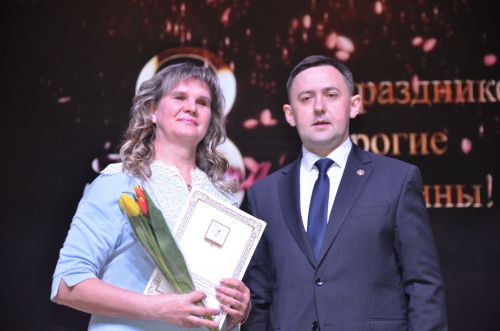 На сцене РДК чествовали прекрасных дам в честь 8 марта (ФОТОРЕПОРТАЖ)