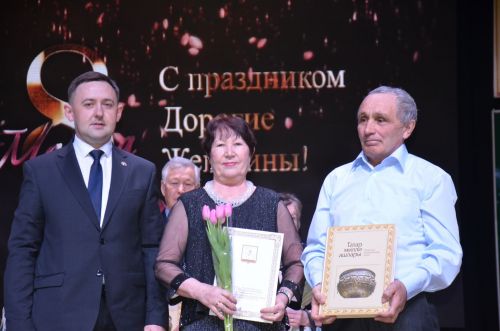 На сцене РДК чествовали прекрасных дам в честь 8 марта (ФОТОРЕПОРТАЖ)