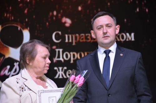 На сцене РДК чествовали прекрасных дам в честь 8 марта (ФОТОРЕПОРТАЖ)