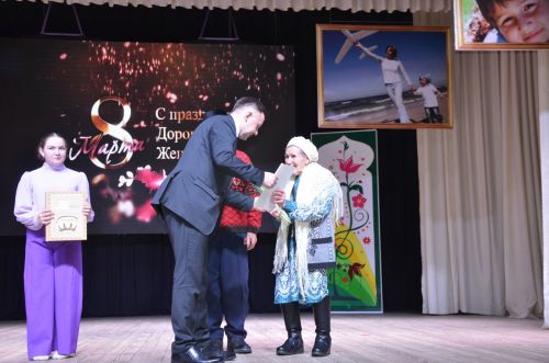 На сцене РДК чествовали прекрасных дам в честь 8 марта (ФОТОРЕПОРТАЖ)