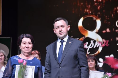 На сцене РДК чествовали прекрасных дам в честь 8 марта (ФОТОРЕПОРТАЖ)
