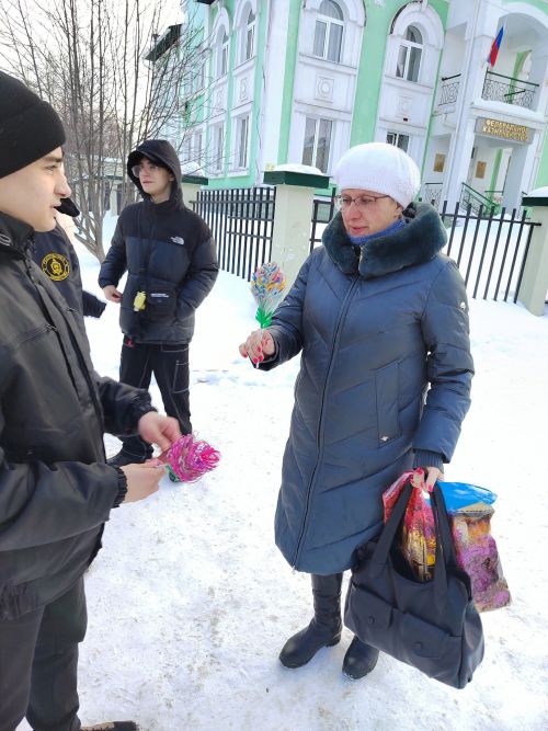 В Агрызе прохожим на улице дарили цветы (ФОТО)