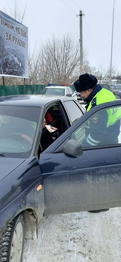 В Агрызе сотрудники ГИБДД подарили цветы женщинам за рулем
