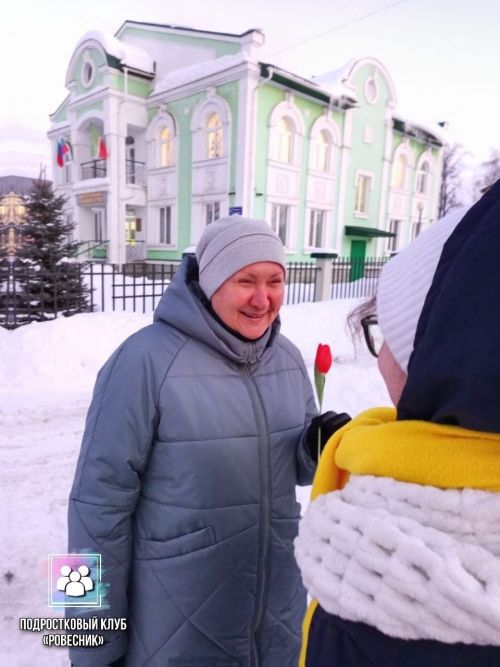 Жительниц Агрыза поздравляли прямо на улицах города