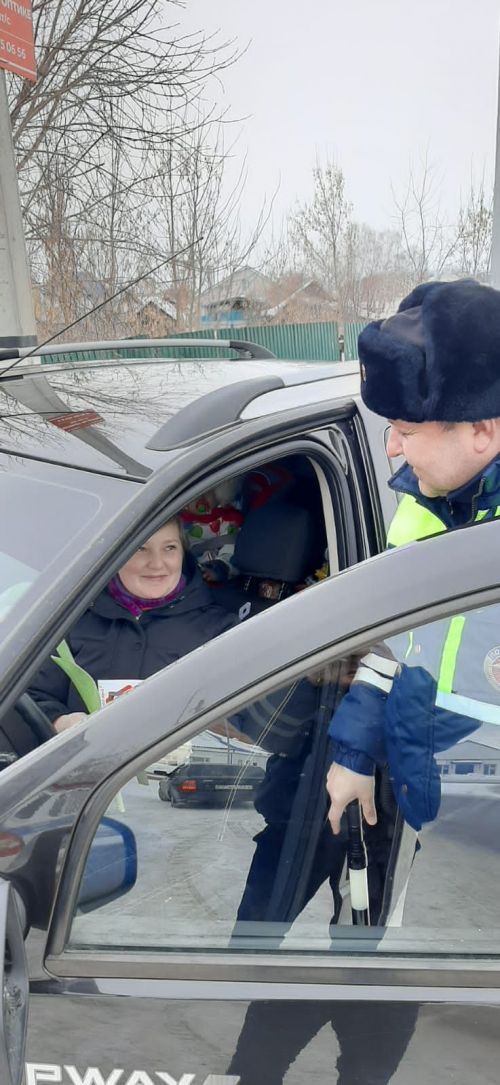В Агрызе сотрудники ГИБДД подарили цветы женщинам за рулем
