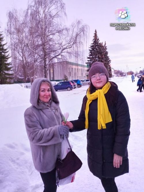 Жительниц Агрыза поздравляли прямо на улицах города