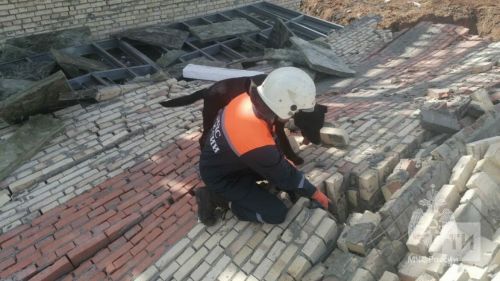 Под обрушившейся стеной в Куюках могут находиться люди (ФОТО)