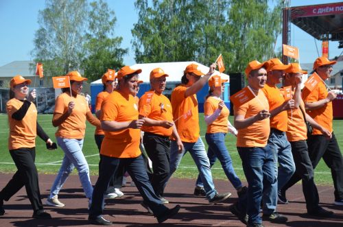 В День Победы агрызцы вышли на парад трудовых коллективов (ФОТОРЕПОРТАЖ)