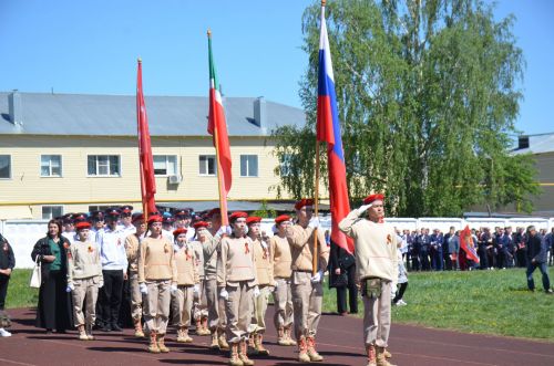 Юнармейцы несли Знамя Победы на празднике в Агрызе